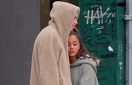 Ariana Grande xuat hien buon ba ben ban trai sau khi tinh cu qua doi hinh anh