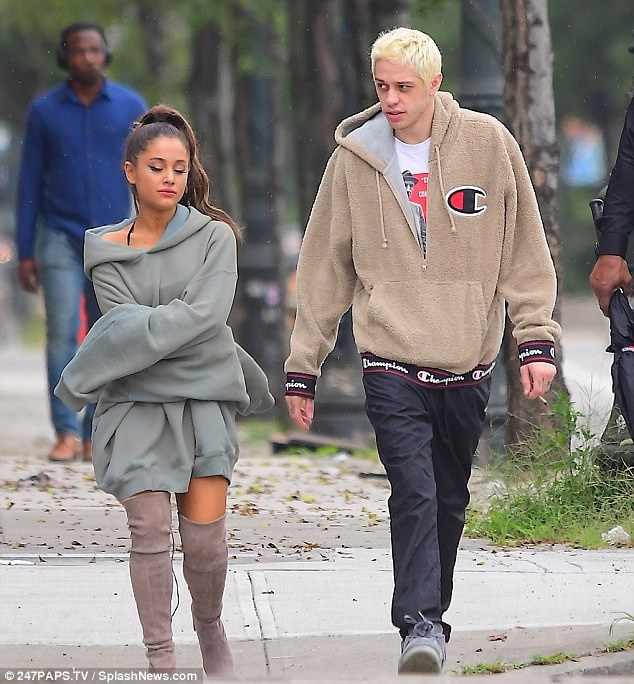 Ariana Grande buon ba ben Pete Davidson anh 1