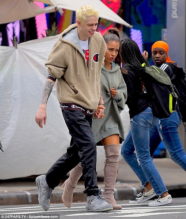 Ariana Grande buon ba ben Pete Davidson anh 3