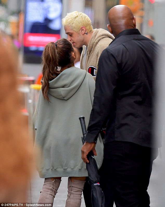 Ariana Grande buon ba ben Pete Davidson anh 5