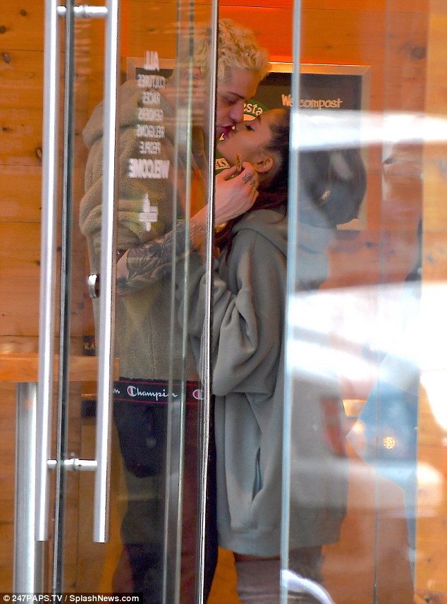 Ariana Grande buon ba ben Pete Davidson anh 6