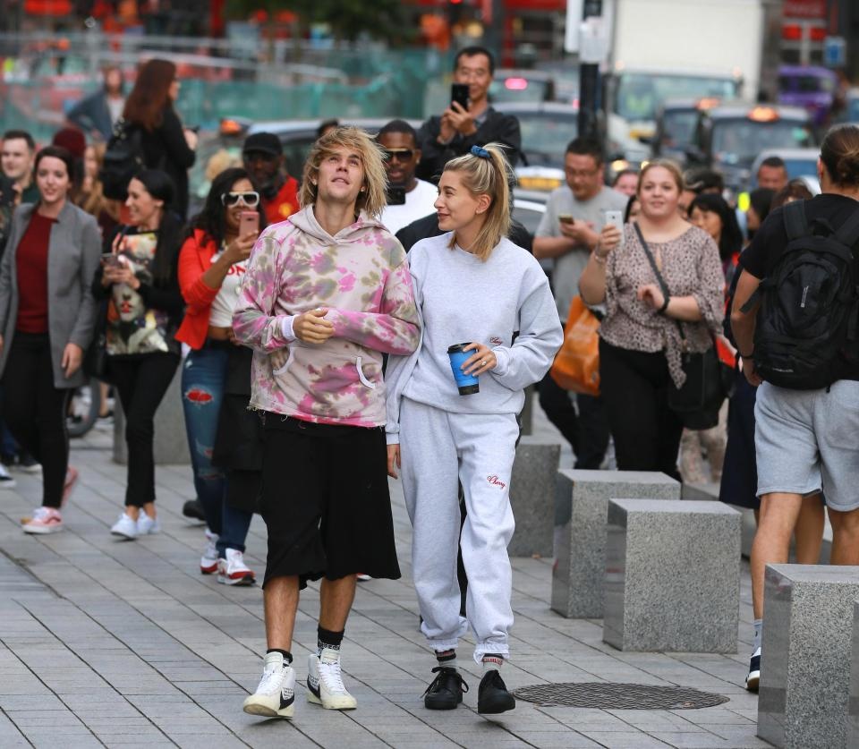 Justin Bieber thu hút sự chú ý khi đàn hát trên phố ảnh 2 Justin Bieber thu hut su chu y khi dan hat tren pho anh 2