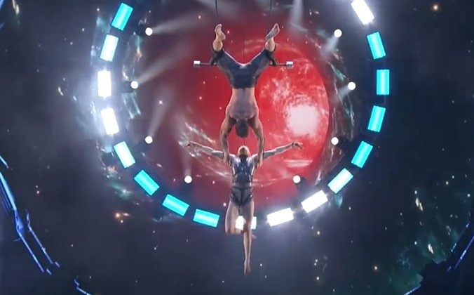 Bo doi bit mat nhao lon tren khong khien khan gia hoang so hinh anh