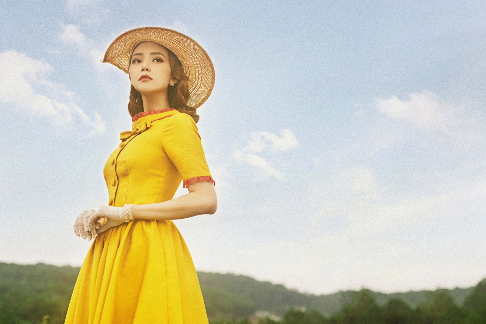 My nhan Viet goi y phoi trang phuc voi sac vang anh 1