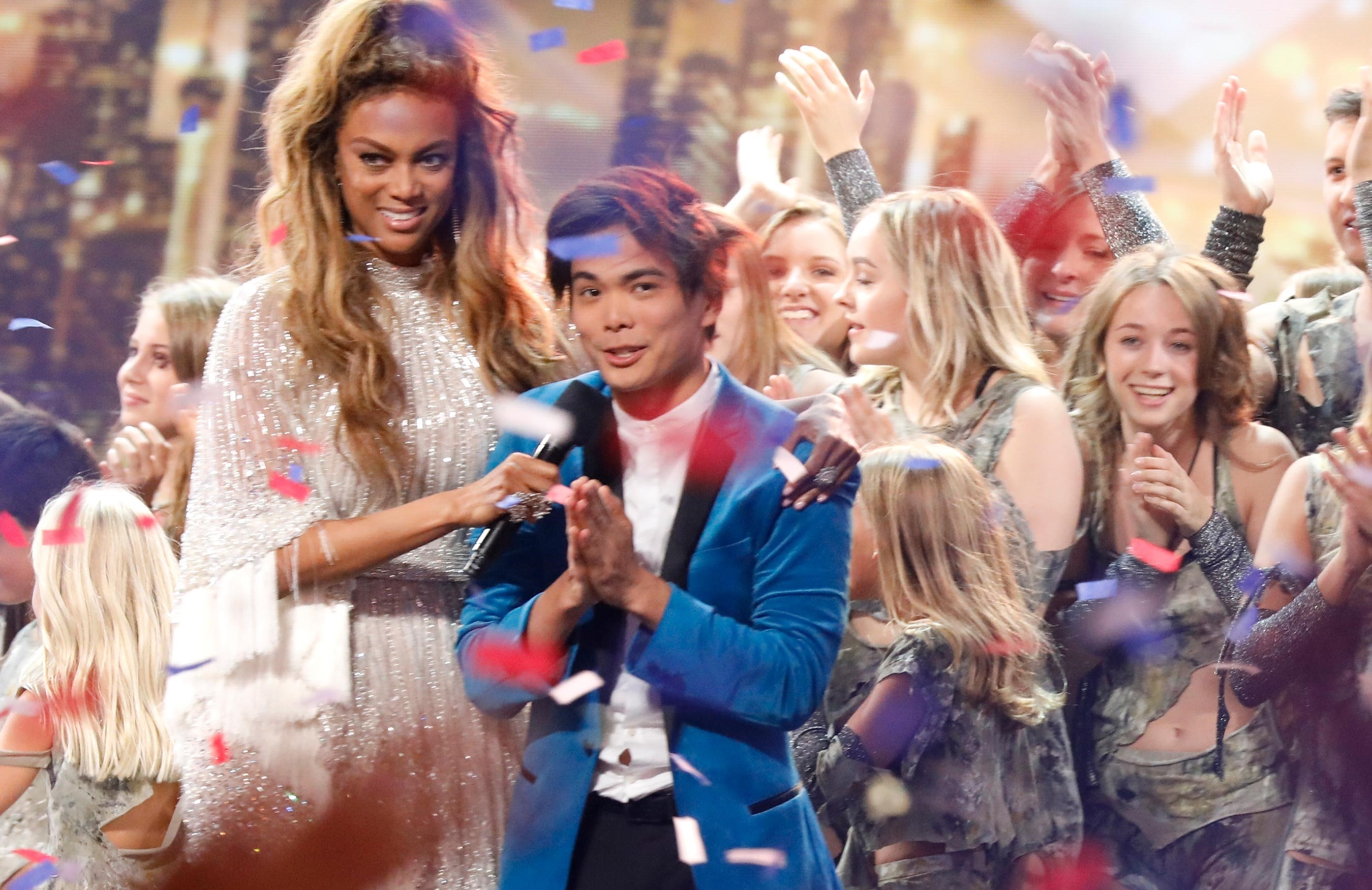 Ao thuat gia goc A chien thang America's Got Talent, nhan 1 trieu USD hinh anh