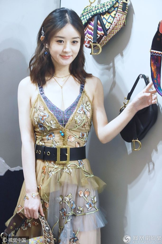 Blake Lively dung trang phuc voi Trieu Le Dinh anh 4