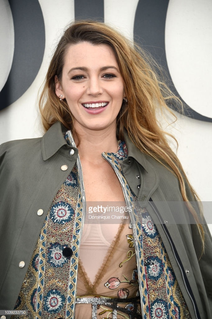 Blake Lively dung trang phuc voi Trieu Le Dinh anh 2