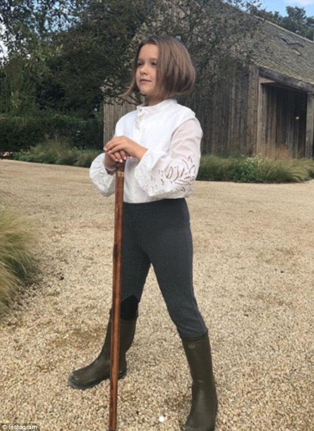 Phong cach thoi trang cua Harper Beckham anh 7