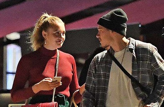 Brooklyn Beckham than mat ben co gai la, nghi la tinh moi hinh anh