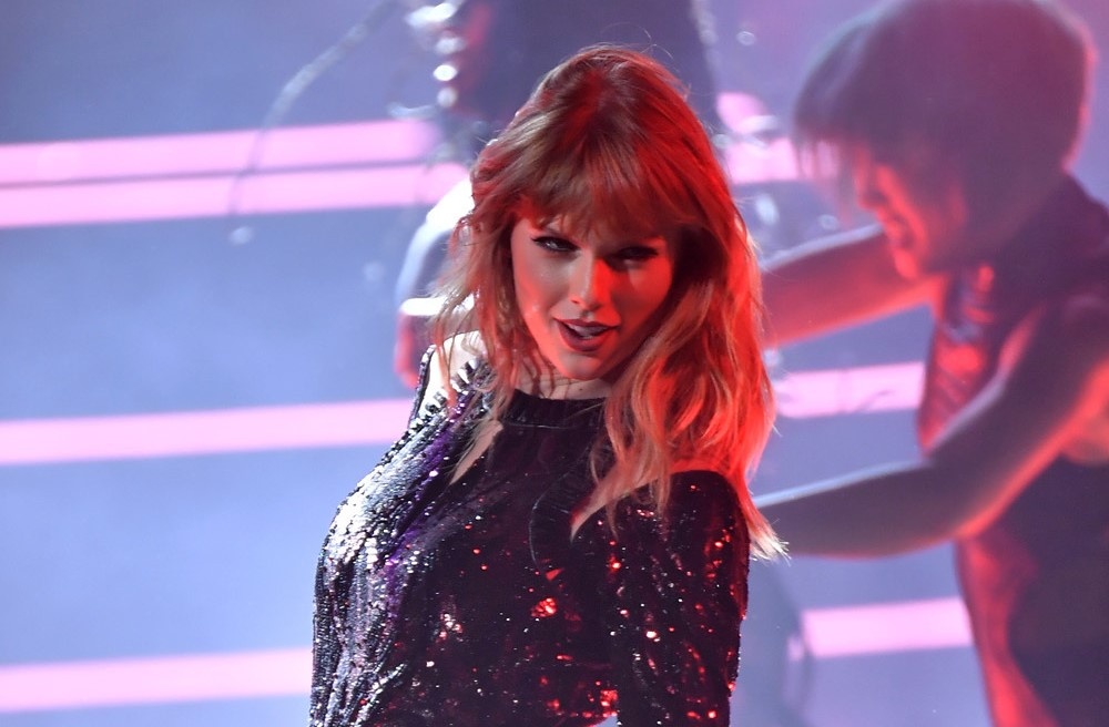 Taylor Swift goi cam, Jennifer Lopez mau lua tai AMAs 2018 hinh anh