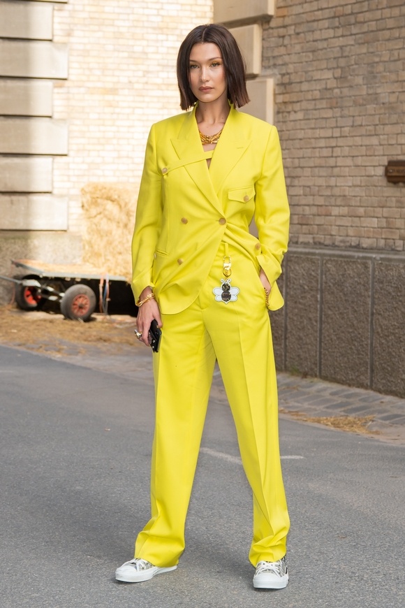 Sieu mau Bella Hadid chuong mac suit anh 7
