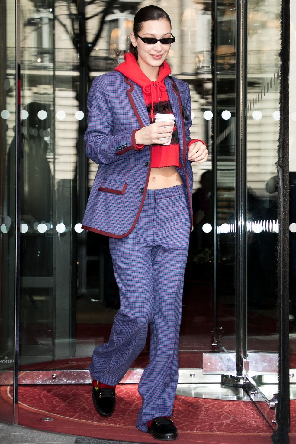 Sieu mau Bella Hadid chuong mac suit anh 3