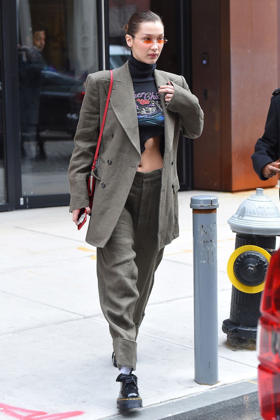 Sieu mau Bella Hadid chuong mac suit anh 5