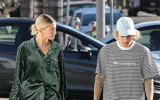 Ban gai Justin Bieber dien mot do ngu cho street style tuan qua hinh anh