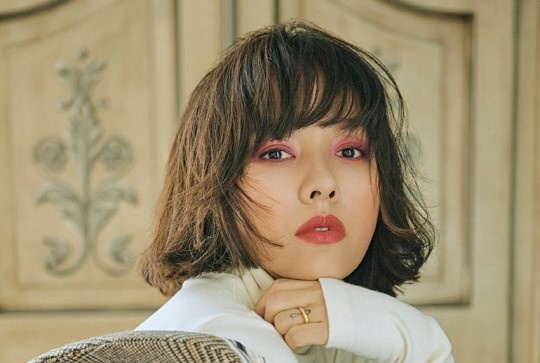 'Nu hoang goi cam' Lee Hyori khoe toc ngan ca tinh tren tap chi hinh anh