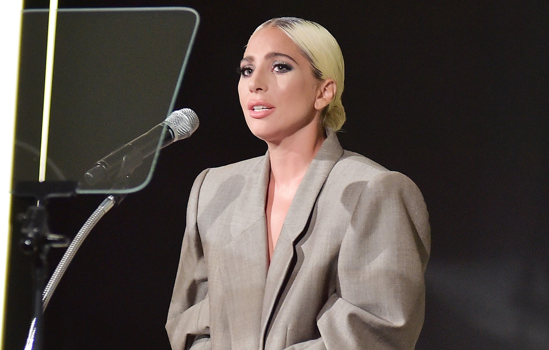 Lady Gaga xuc dong khi chia se ly do dien suit rong thung thinh hinh anh