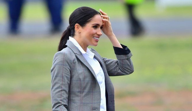 Ao blazer cua Cong nuong Meghan Markle chay hang sau vai gio mo ban hinh anh