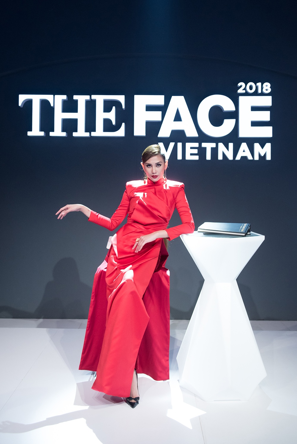 Võ Hoàng Yến thay áo dài loại đội Minh Hằng ảnh 2 Vo Hoang Yen thay ao dai loai doi Minh Hang anh 2