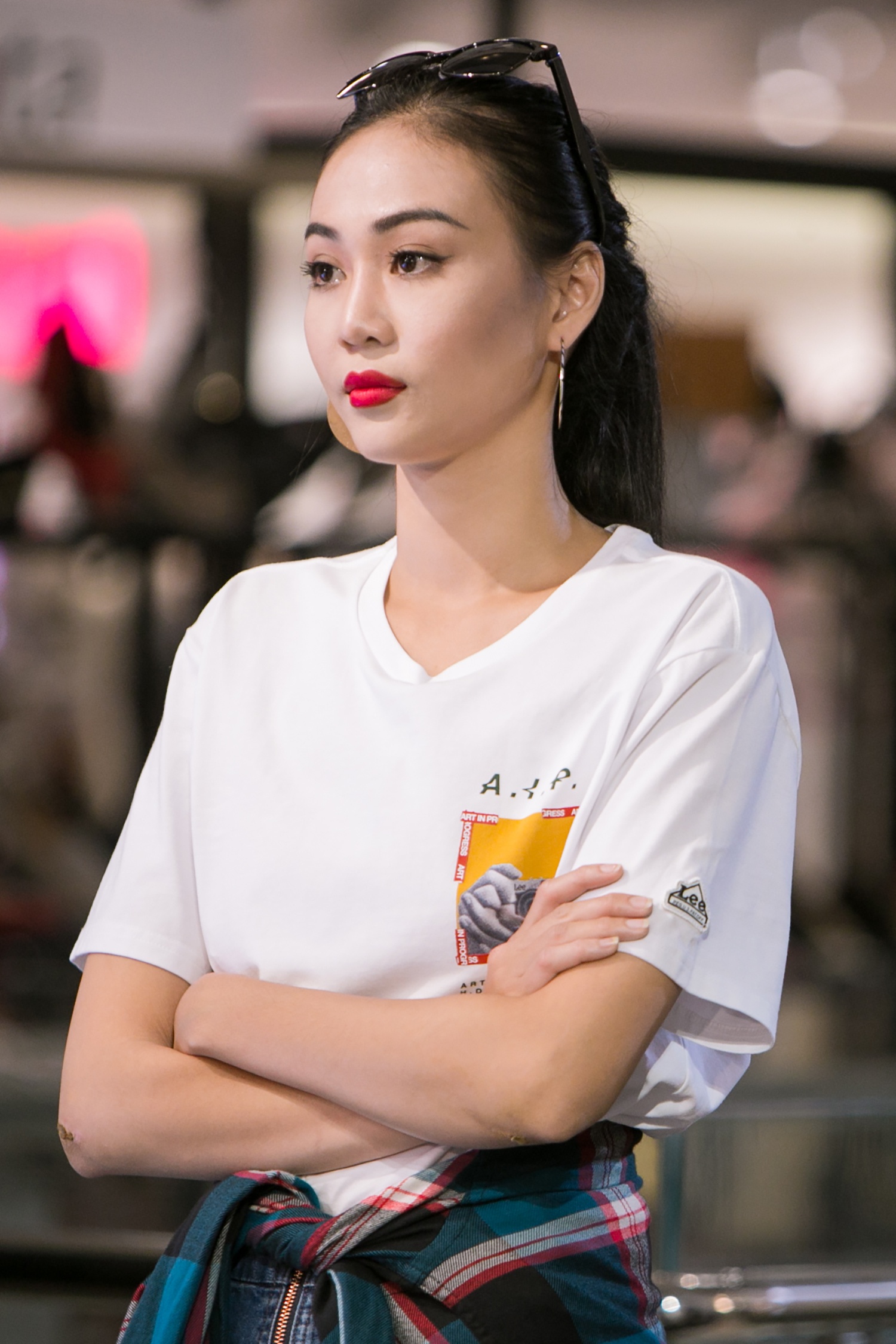 Võ Hoàng Yến thay áo dài loại đội Minh Hằng ảnh 1 Vo Hoang Yen thay ao dai loai doi Minh Hang anh 1