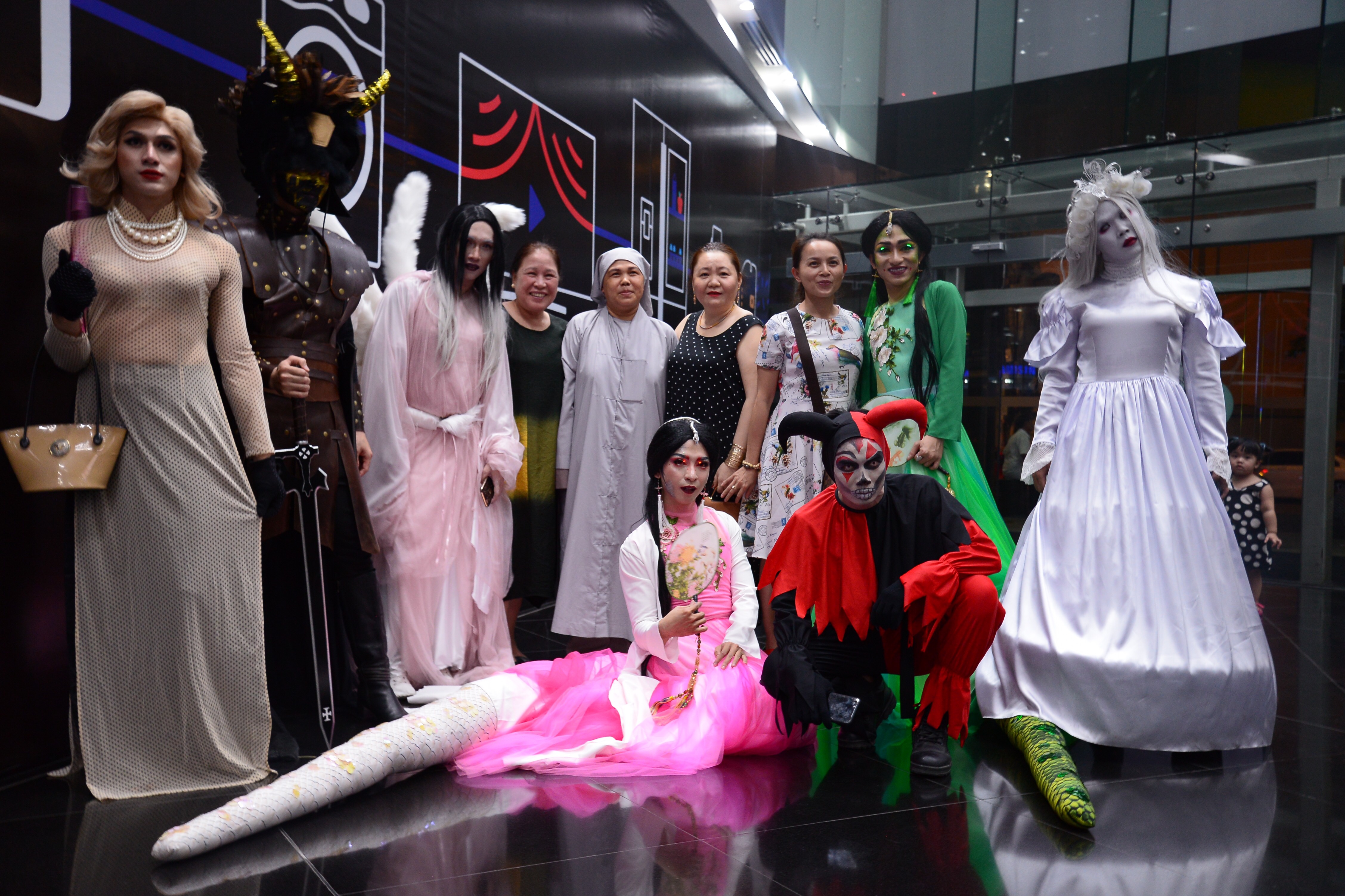 Le hoi Halloween o pho di bo Nguyen Hue anh 2