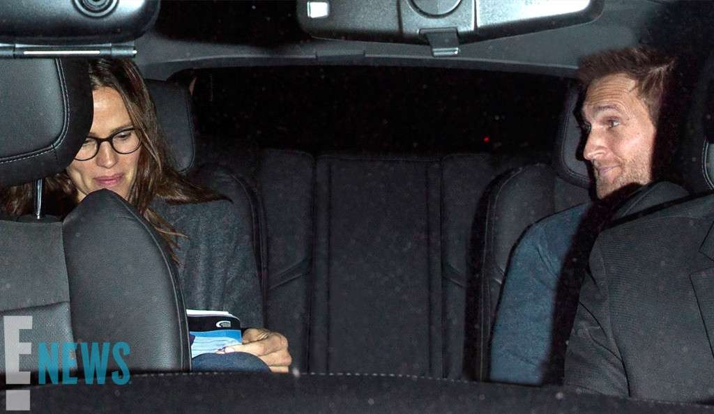 Jennifer Garner xuat hien ben ban trai John Miller anh 1