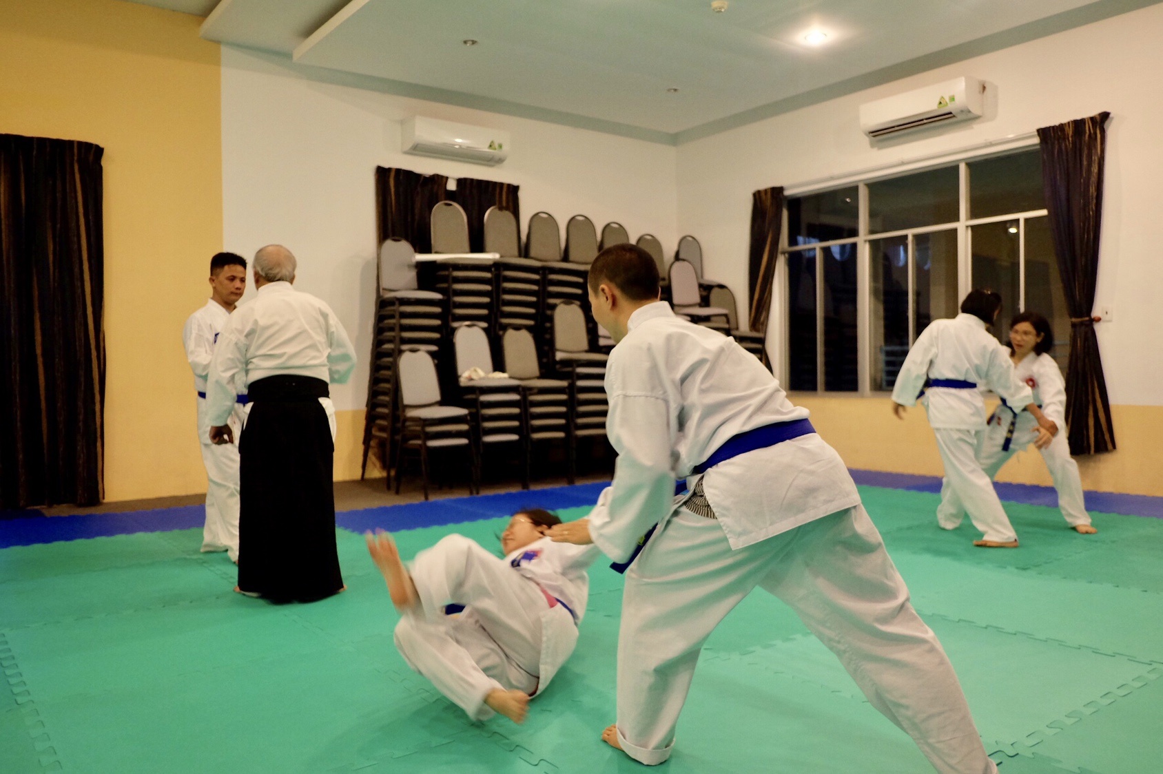 bac si bi hanh hung anh 3