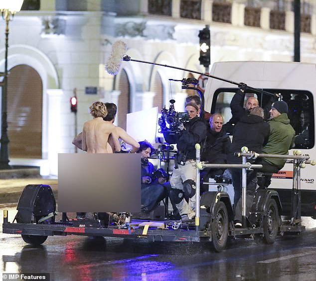 Sao Captain America khỏa thân trên phố ảnh 2 Sao Captain America khoa than tren pho anh 2