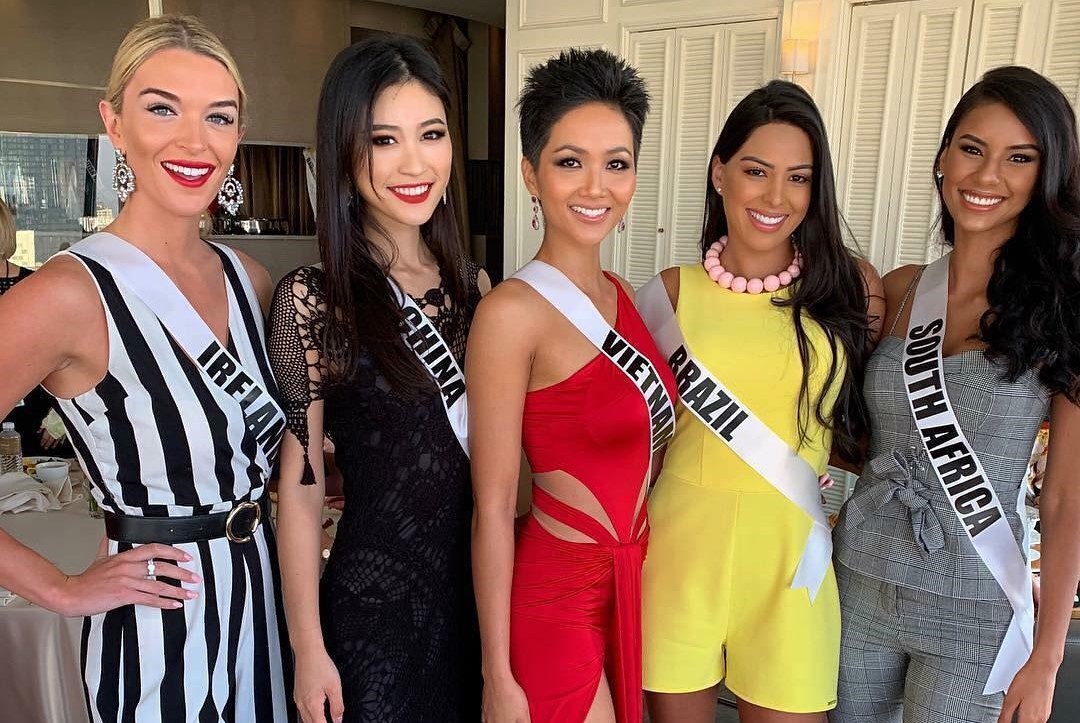 H'Hen Nie mac noi bat, chuong vay ngan khoe chan dai o Hoa hau Hoan vu hinh anh