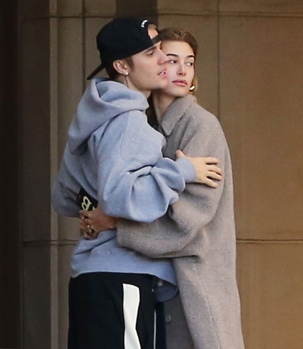 Vo chong Justin Bieber nhay mua tren pho anh 5