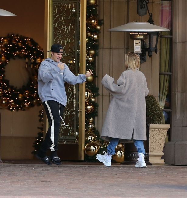 Vo chong Justin Bieber nhay mua tren pho anh 2