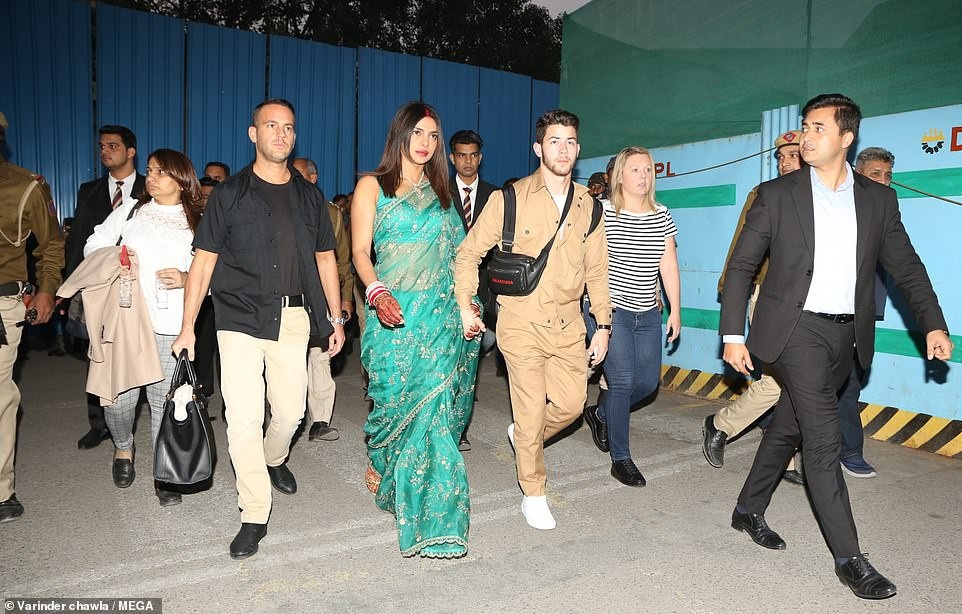 Nick Jonas va vo xuat hien sau dam cuoi anh 2