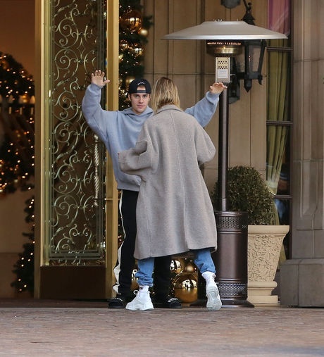 Vo chong Justin Bieber nhay mua tren pho anh 1