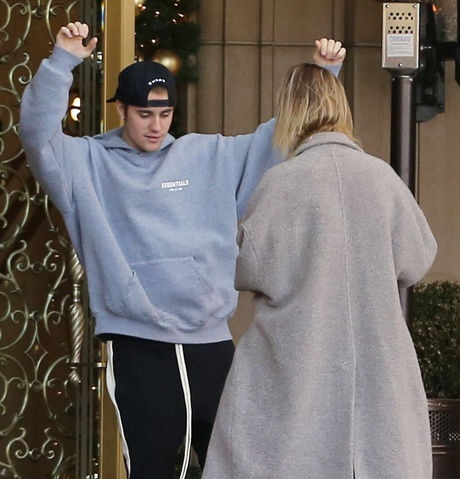 Vo chong Justin Bieber nhay mua tren pho anh 6