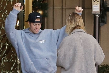 Vo chong Justin Bieber nhay mua, om hon nhau tren pho hinh anh