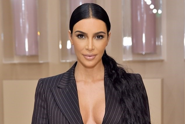 Kim Kardashian an tuong nhat tuan voi vest xe nguc hinh anh