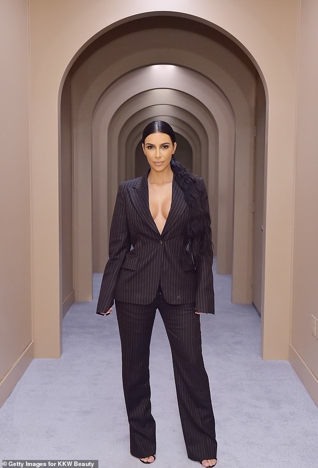 Kim Kardashian gay an tuong voi vest xe nguc anh 1