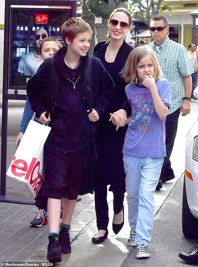 Angelina Jolie dan cac con di choi anh 2