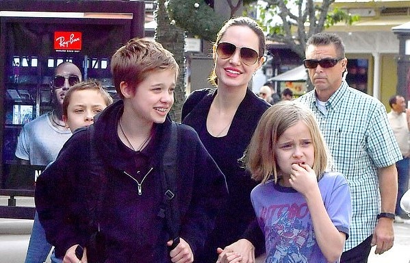 Angelina Jolie dan cac con di mua sam sau khi dat thoa thuan ly hon hinh anh