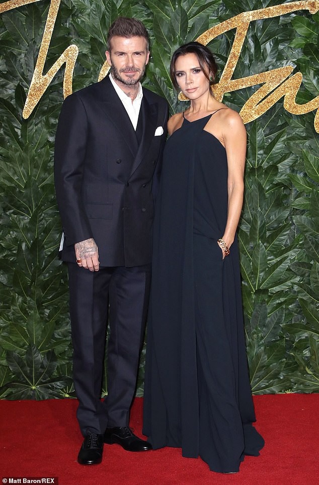 Victoria Beckham xoa hinh xam anh 2