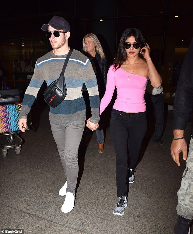 Vo chong Nick Jonas tro ve sau tuan trang mat anh 3