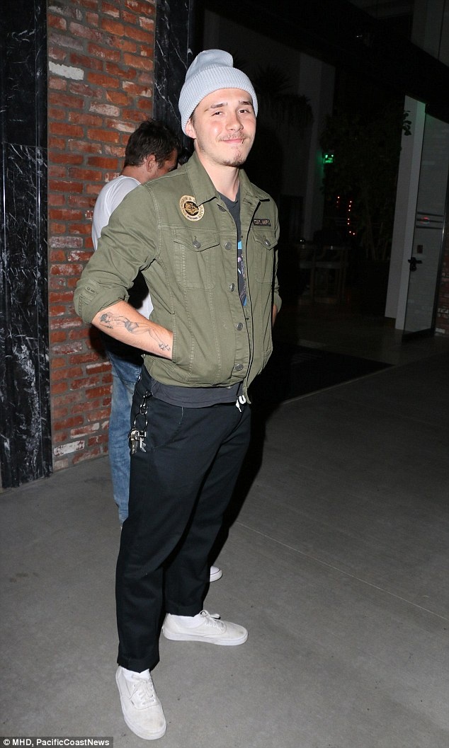 Thoi trang cua Brooklyn Beckham o tuoi 19 anh 7