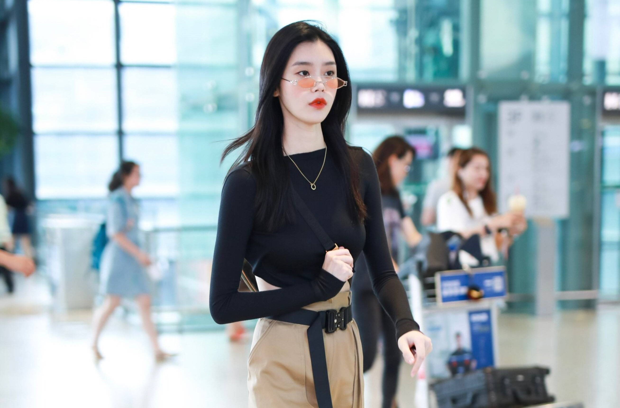 Liu Wen va dan sao chau A goi y trang phuc san bay mua lanh hinh anh