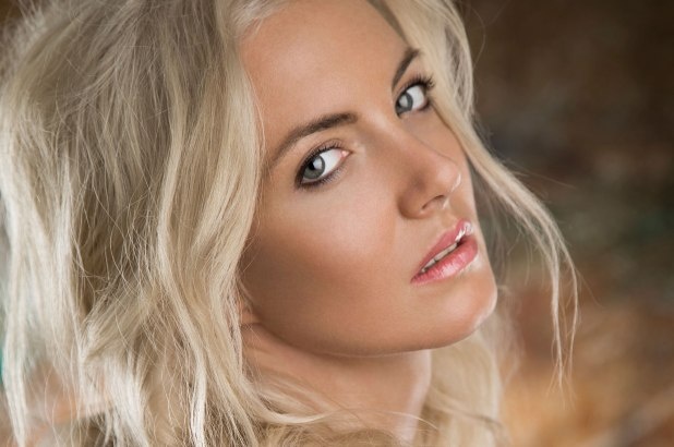 Ca si xinh dep goc Romania thiet mang vi lao xe xuong song Danube hinh anh