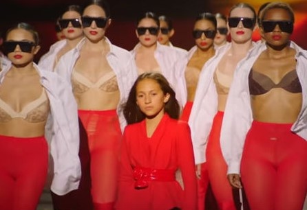 Con gai 10 tuoi xuat hien an tuong trong MV cua Jennifer Lopez hinh anh