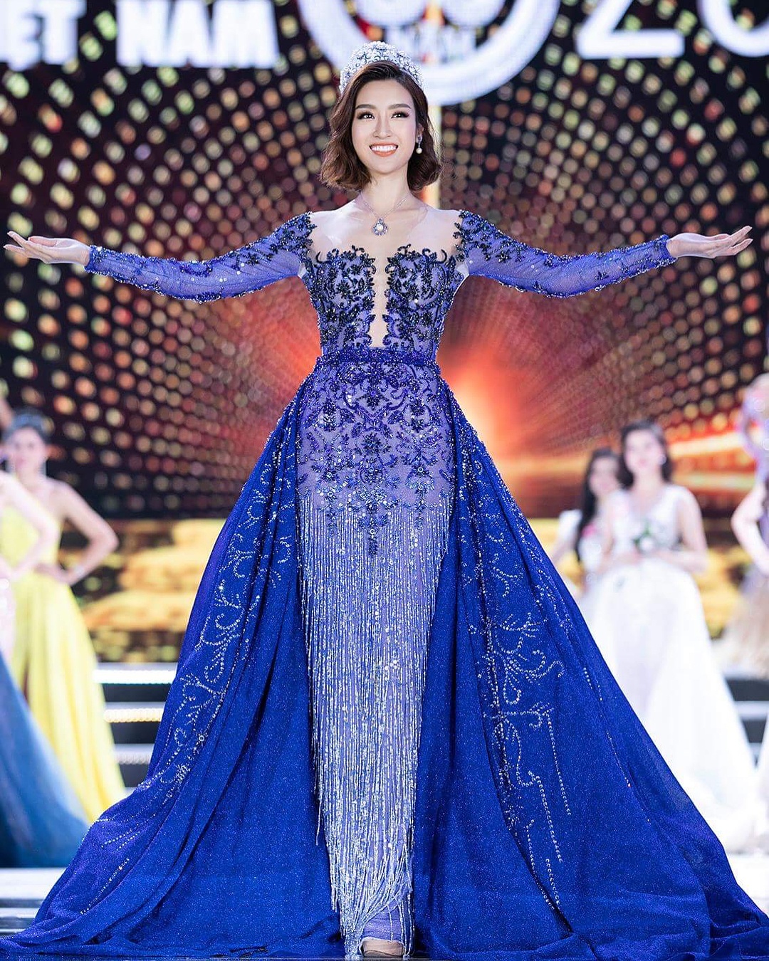 Những bộ cánh dạ hội đẹp nhất năm 2018 ảnh 2 Nhung bo canh da hoi dep nhat nam 2018 anh 2