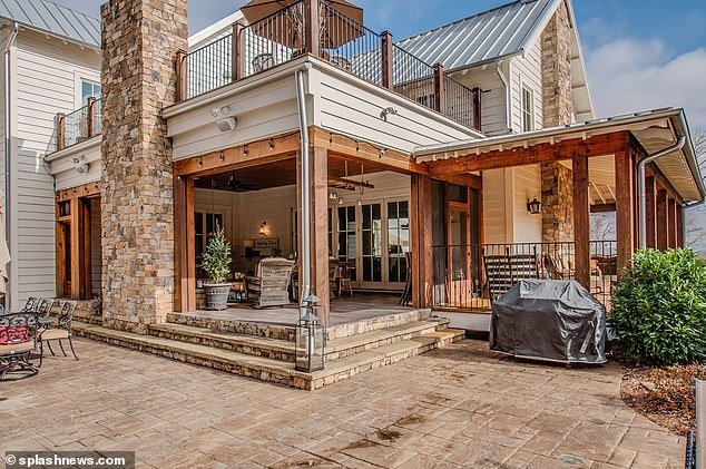 Ben trong can biet thu moi cua Miley Cyrus anh 5