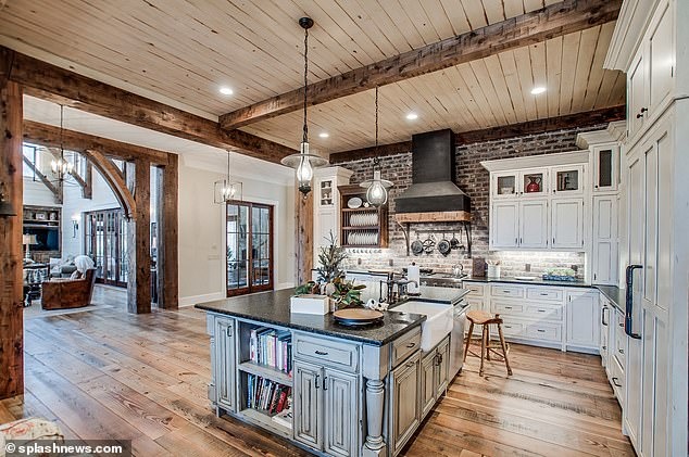 Ben trong can biet thu moi cua Miley Cyrus anh 7