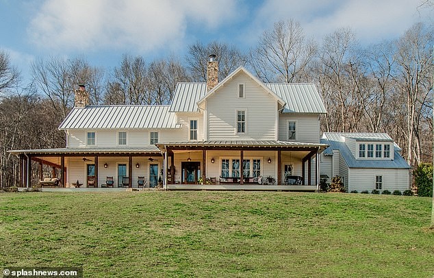 Ben trong can biet thu moi cua Miley Cyrus anh 3