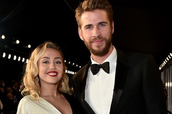 Miley Cyrus dien vay 8.600 USD, nhay 'Uptown Funk' trong hon le hinh anh