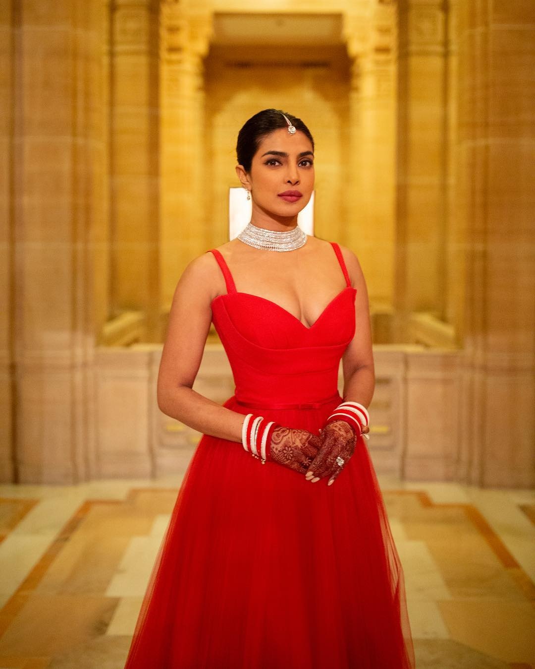 Priyanka Chopra mặc váy đỏ lộng lẫy ảnh 1 Priyanka Chopra mac vay do long lay anh 1
